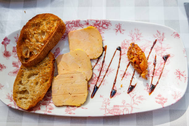 foie gras com molho e pão torrado. vista superior - conta loja de miudezas - fotografias e filmes do acervo