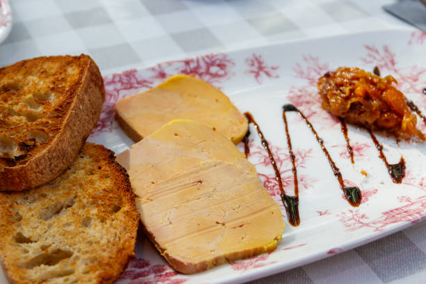 foie gras com molho e pão torrado - conta loja de miudezas - fotografias e filmes do acervo