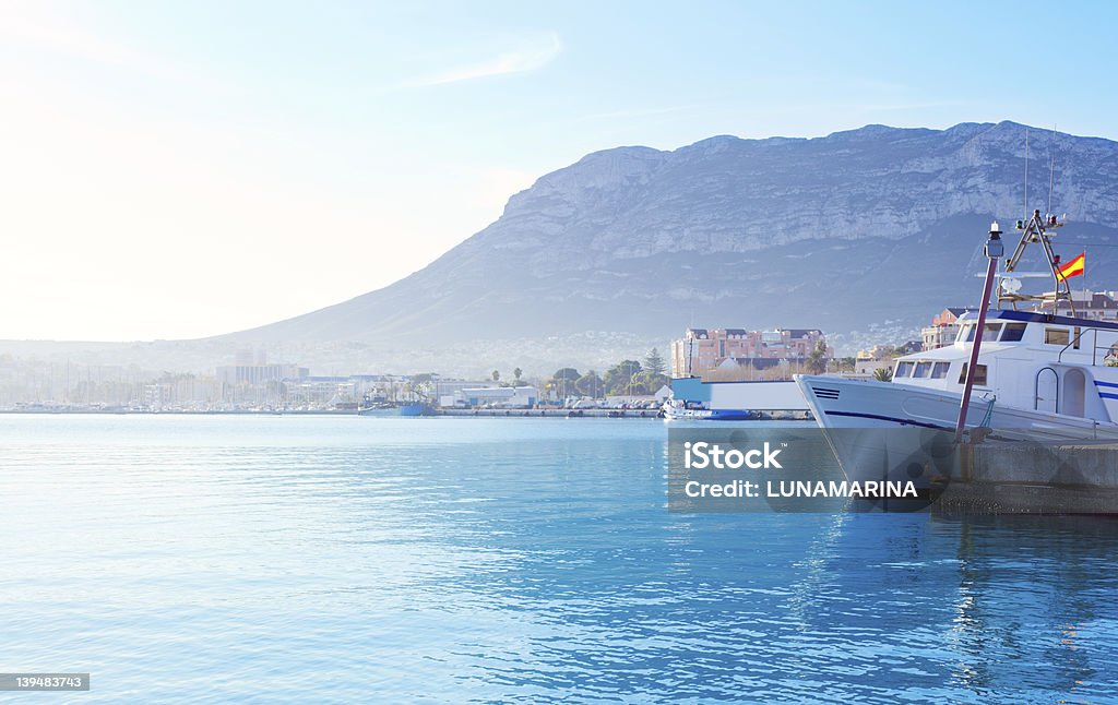 Denia Mediterráneo village con puerto de Mongo - Foto de stock de Muelle comercial libre de derechos