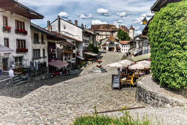 main street in gruyeres village, freiburg in der schweiz - gruyeres stock-fotos und bilder