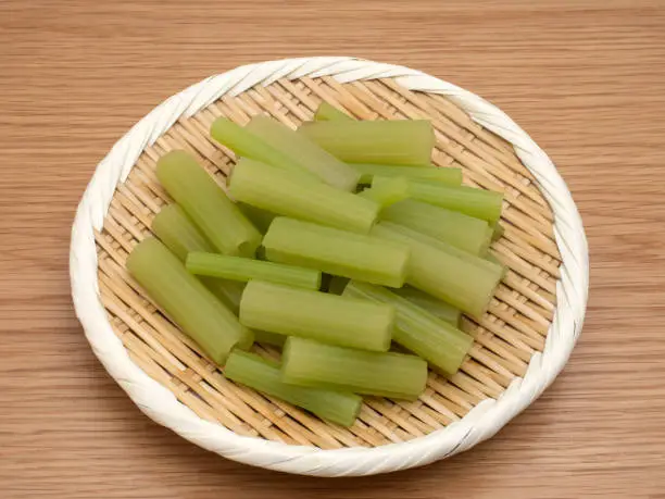 Boiled and peeled butterbur