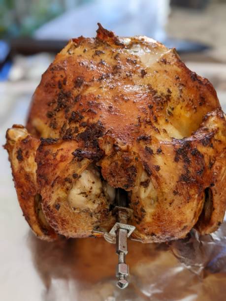 smażony na powietrzu cały kurczak obrotowy - chicken rotisserie roast chicken barbecue grill zdjęcia i obrazy z banku zdjęć