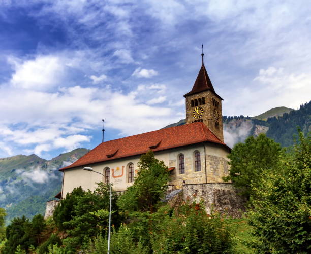 パリッシュチャーチオブ brienz 、バーン,switzerland - brienz bernese oberland village lake ストックフォトと画像