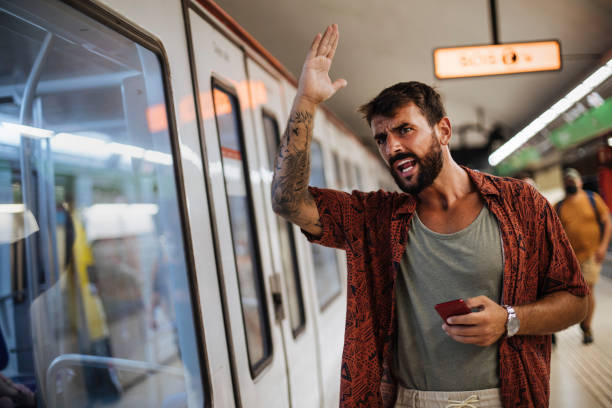 la rabbia di perdere un treno - tourist map men holding foto e immagini stock