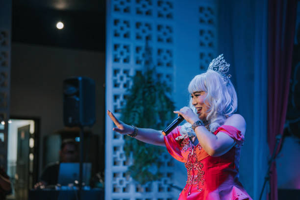 performance scénique de drag queen asiatique au pub - travesty photos et images de collection