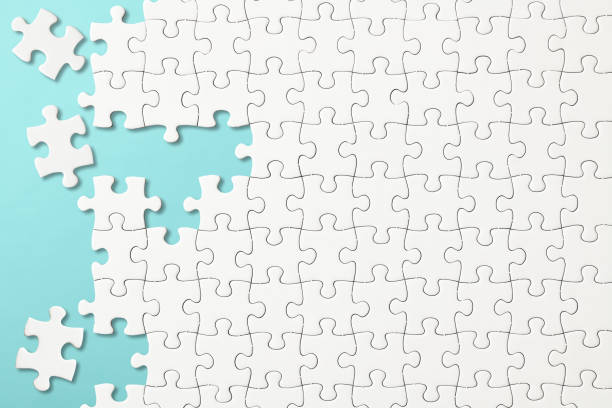 밝은 파란색 배경에 흰색 빈 직소 퍼즐 - jigsaw puzzle jigsaw piece organization puzzle 뉴스 사진 이미지
