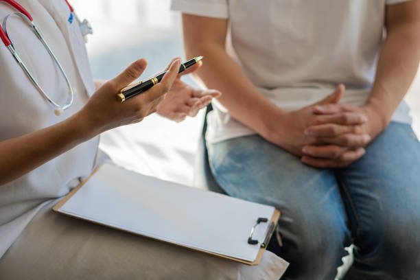 doctors consulting patients with close-up hands patient sitting at the doctor's office, diagnosis, prevention, health care, medical services counseling or education healthy lifestyle concept - medical exam fotos imagens e fotografias de stock