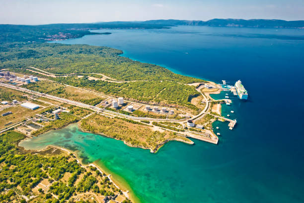 lng-terminal auf der insel krk luftaufnahme - liquefied natural gas stock-fotos und bilder