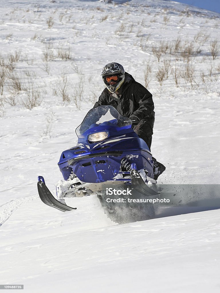 남자 레이싱 snowmobile - 로열티 프리 스노모빌 스톡 사진