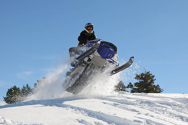 snowmobile salto de altura - motoesquí fotografías e imágenes de stock