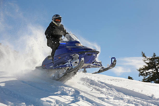 snowmobile acción - motoesquí fotografías e imágenes de stock