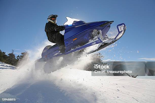 Foto de Extreme De Snowmobile e mais fotos de stock de Motoneve - Motoneve, Pular, Movimento