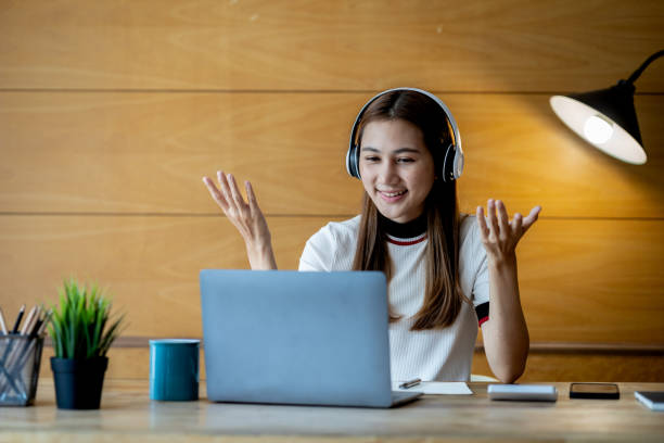 Beautiful Asian woman using a laptop to study online, she is studying online. The concept of online learning due to the COVID-19 outbreak to prevent an outbreak in the classroom. Beautiful Asian woman using a laptop to study online, she is studying online. The concept of online learning due to the COVID-19 outbreak to prevent an outbreak in the classroom. online tutors stock pictures, royalty-free photos & images