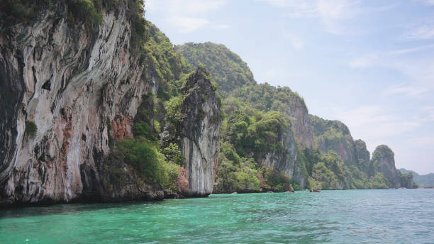 롱테일 보트 출발 양식 마야 베이, 피피 섬 크라비 태국 여름에 - thailand beach longtail boat cliff 뉴스 사진 이미지