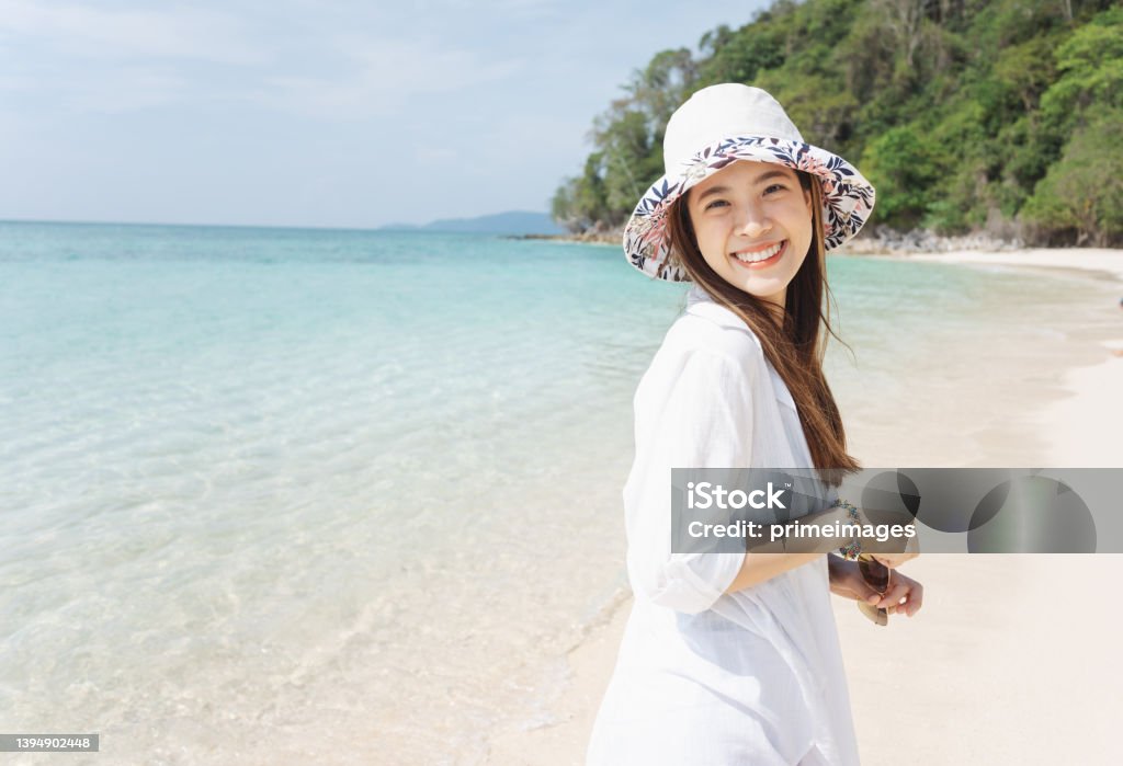 Pan Asia Genz Mirada Femenina A La Mujer Lleva Sombrero Blanco Y Verano Outdfit Disfrutar De La Puesta De Sol En Playa Ella Alegre Emoción Positiva Asiática Disfrutar De