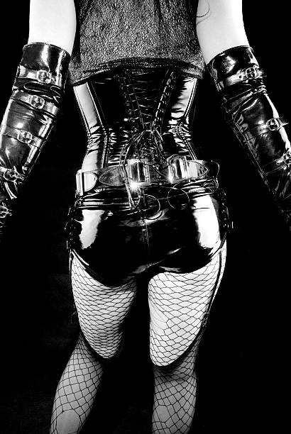 mujer en un corsé de látex negro - corset gothic style fetish wear women fotografías e imágenes de stock
