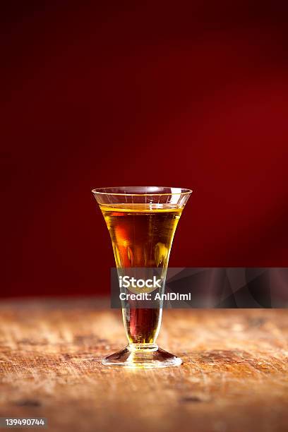 Bicchiere Di Brandy O Congac - Fotografie stock e altre immagini di Alchol - Alchol, Arancione, Bibita