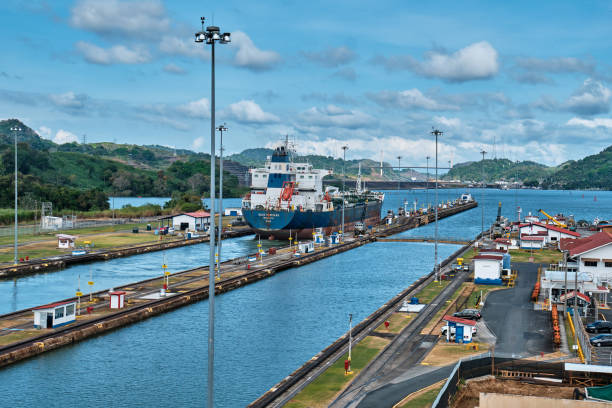 statek przepływa przez kanał panamski. - panama canal panama canal lock panama city zdjęcia i obrazy z banku zdjęć