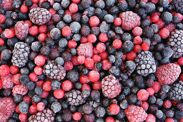 gros plan des fruits mélangés surgelés-baies - givre eau glacée photos et images de collection