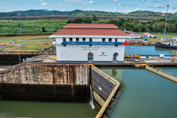 puertas del canal de panamá. - panama canal panama canal lock panama city fotografías e imágenes de stock