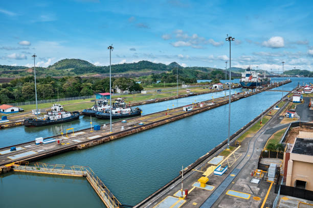 statek przepływa przez kanał panamski. - panama canal panama canal construction zdjęcia i obrazy z banku zdjęć
