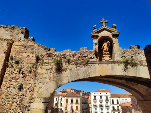 istock La Estrela arch in Caceres city, Spain 1394918035