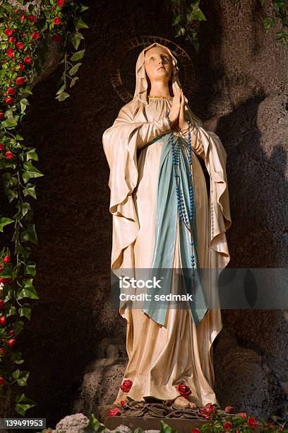 Holy Mary Z Lourdessatue W Wiedniu Church - zdjęcia stockowe i więcej obrazów Lourdes - Francja - Lourdes - Francja, Virgin Mary, Architektura