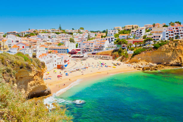 bellissimo villaggio di carvoeiro in algarve, portogallo - horizon summer beach cliff foto e immagini stock