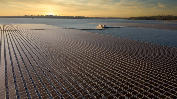 vista aérea usina de células solares flutuantes com célula solar geram o elétrico no lago, painéis solares flutuantes e plataforma celular na energia ecológica da água. - solar grid - fotografias e filmes do acervo