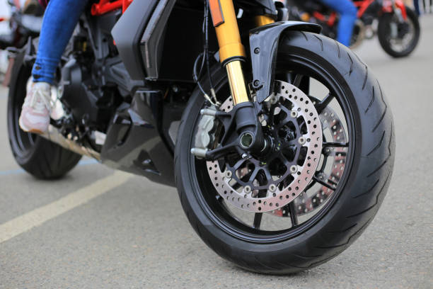 roue avant de moto dans la rue - motorcycle engine brake wheel photos et images de collection