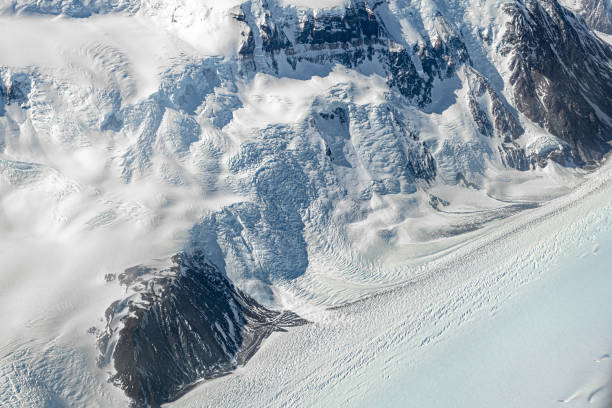 山脈を波打つ南極の氷河 - ice arctic crevasse glacier ストックフォトと画像