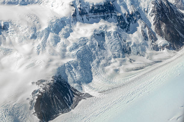 антарктический ледник, пронизывающий горный хребет - glacier antarctica crevasse ice стоковые фото и изображения