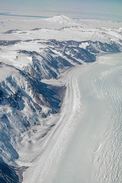 antarktischer gletscher weht durch die bergkette - terra nova bay stock-fotos und bilder