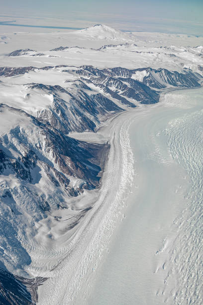 антарктический ледник, пронизывающий горный хребет - glacier antarctica crevasse ice стоковые фото и изображения