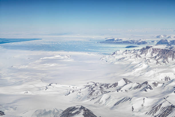 glacier antarctique traversant la chaîne de montagnes jusqu’à la mer - glacier antarctica crevasse ice photos et images de collection