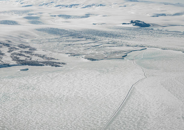 절벽과 산과 빙하가있는 로스 베이의 금이 간 바다 얼음 - terra nova bay 뉴스 사진 이미지