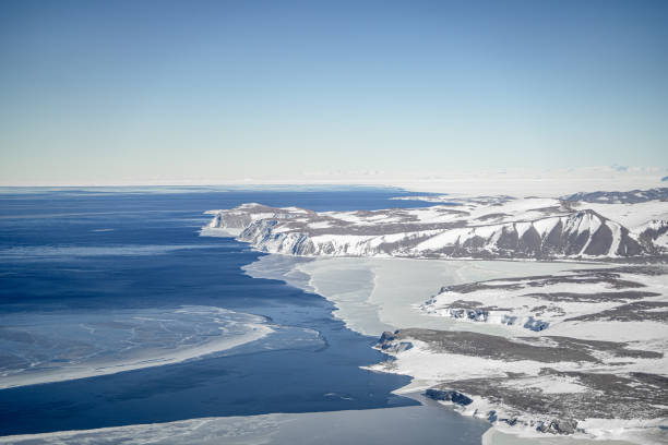 southern ocean covered with ice shelf - climate change south pole antarctica imagens e fotografias de stock