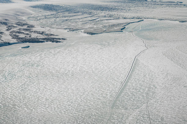 절벽과 산과 빙하가있는 로스 베이의 금이 간 바다 얼음 - terra nova bay 뉴스 사진 이미지