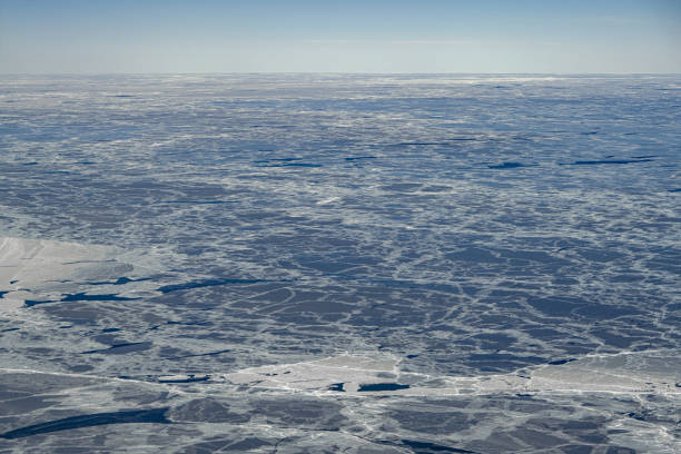 로스 바다를 덮고있는 분해 된 금이 간 얼음 선반 - terra nova bay 뉴스 사진 이미지