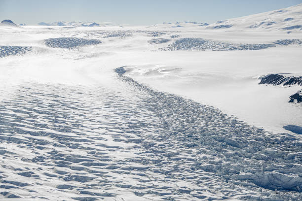 antarktische landschaft aus bergen, gletschern mit gletscherspalten, die zum meer fließen - terra nova bay stock-fotos und bilder