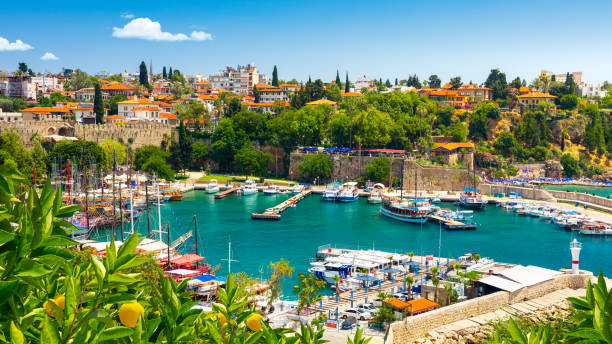 port dans la vieille ville d’antalya ou kaleici en turquie - turquie photos et images de collection