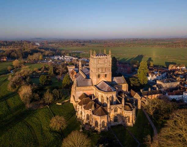 fotografía aérea del punto de vista del dron de la abadía de tewkesbury al amanecer - tewkesbury abbey fotografías e imágenes de stock