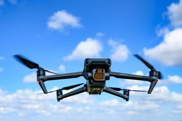 空中を飛ぶdjiマヴィック3ドローン - filming point of view ストックフォトと画像