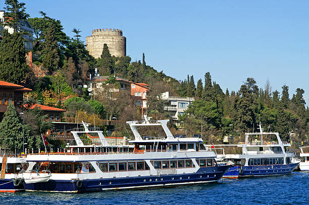 deux bateaux de plaisance à proximité de la forteresse de rumeli-hisar, istanbul, turquie - istanbul surrounding wall suleymanie mosque turkey photos et images de collection