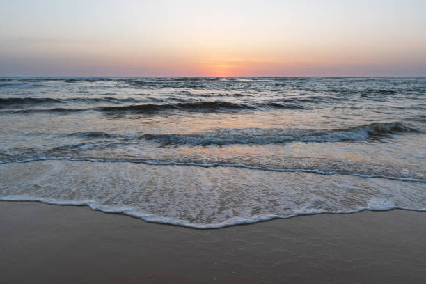 puesta de sol en la playa de mimizan. landas - mimizan fotografías e imágenes de stock