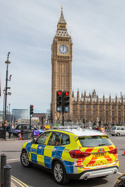 metropolitan police in london - city of westminster big ben london england whitehall street stock-fotos und bilder