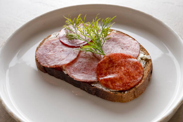 nahaufnahme sandwich mit getrockneter wurst - salami pepperoni cold cuts portion stock-fotos und bilder