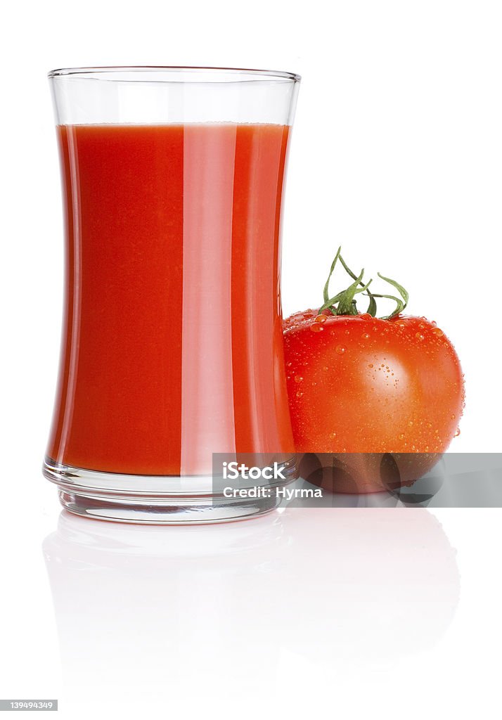 Bicchiere di succo di pomodoro fresco e pomodori con gocce d'acqua, isolato - Foto stock royalty-free di Acqua