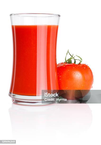 Bicchiere Di Succo Di Pomodoro Fresco E Pomodori Con Gocce Dacqua Isolato - Fotografie stock e altre immagini di Acqua