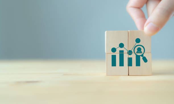 Analytics of HR, People, customer concept. Deeply data driven, advanced analytics for achieve sustainable business success. Wooden cubes with people,buyer, customer analytics icon on smart background. analítica de rrhh, personas, concepto de cliente. análisis avanzados y profundamente basados en datos para lograr un éxito empresarial sostenible. cubos de madera con personas, comprador, icono de análisis de clientes en fondo inteligente.